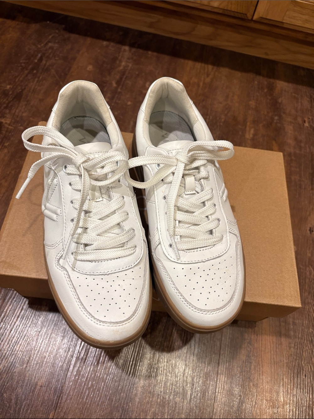 Vionic Kimmie Court white tennis shoes